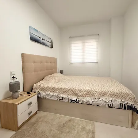 Comfortable 1 Bedroom In Apartment *