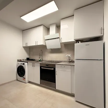 Comfortable 1 Bedroom In Apartment *